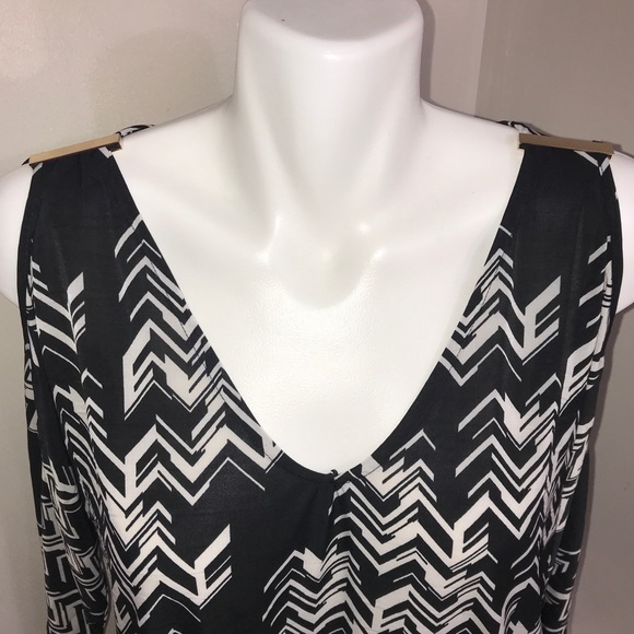 INC. B&W Prints Sleeve Cutout V-Neck Flowy Top - Picture 4 of 11